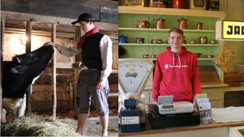 FSJD'ler Max Reimann in historischer Kleidung von 1804 (li.) und Jannes Rose an der Kasse vom Hökerladen in Wennerstorf. | Fotos: ein