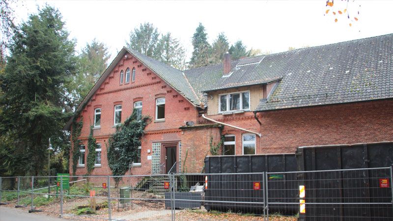 In diesen Tagen der Abriss des ehemaligen Verwaltungsgebäudes am Meyermannsweg in Hittfeld. | Foto: ein