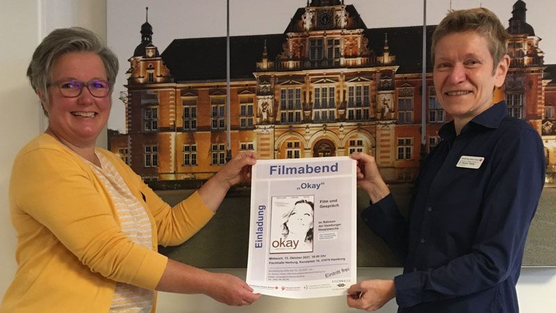 In diesem Jahr präsentieren Britta True, Leiterin DRK-Hospiz für Hamburgs Süden (links), und DRK-Fundraiserin Dr. Simone Thiede zur Hospizwoche die Tragikomödie „Okay“ in der Harburger Fischhalle. | Foto: DRK-Kreisverband Harburg e. V.