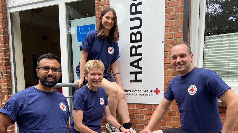 Die Laufschuhe sind geschnürt: Das „Team Harburg-Huus“ mit Metin (von links), Simone, Diana und Thorben trainiert regelmäßig für den Start beim Sunset-Lauf. | Foto: DRK Harburg