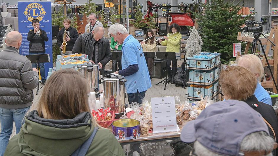 500 Euro kamen im Matthies Gartencenter für das gemeinsame Musikprojekt der Lions und der Elisabeth-Lange-Schule zusammen. | Foto: Niels Kreller