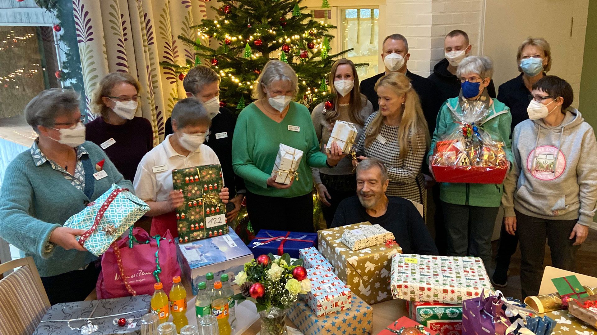 Hospizleiterin Britta True (l.) mit Team, Gästen und Unterstützern beim 9. Geburtstag des Hauses. | Foto: DRK Harburg