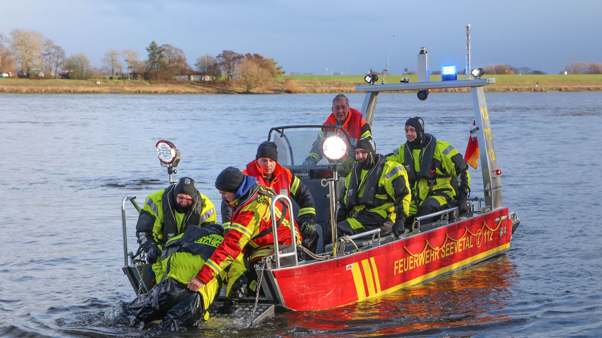 Vor den Augen der vielen Besucher erfolgten Rettungsübungen mit den beiden Kleinbooten der FF Over-Bullenhausen. Die „Rettung“ der im Wasser befindlichen wurde dabei vor allem über die Bugklappe des neuen Rettungsboots der Feuerwehr geübt. | Foto: Pressestelle FF Seevetal