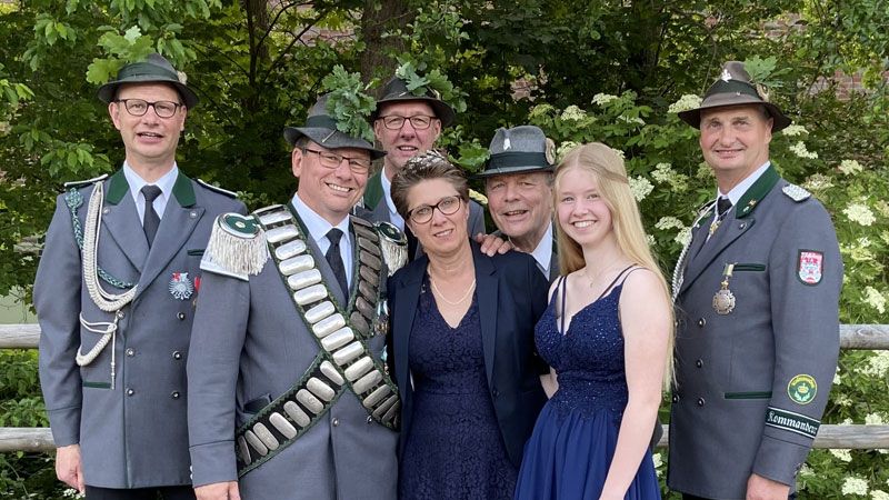 Der neue Jesteburger Schützenkönig und seine Adjutanten: Klaus von Bestenbostel (von links), König Rainer Radloff, Königin Bettina Radloff. Hinten Torsten Lange, Tochter Lena, Joachim Lucks und Bernd Versemann. | Foto: JSV