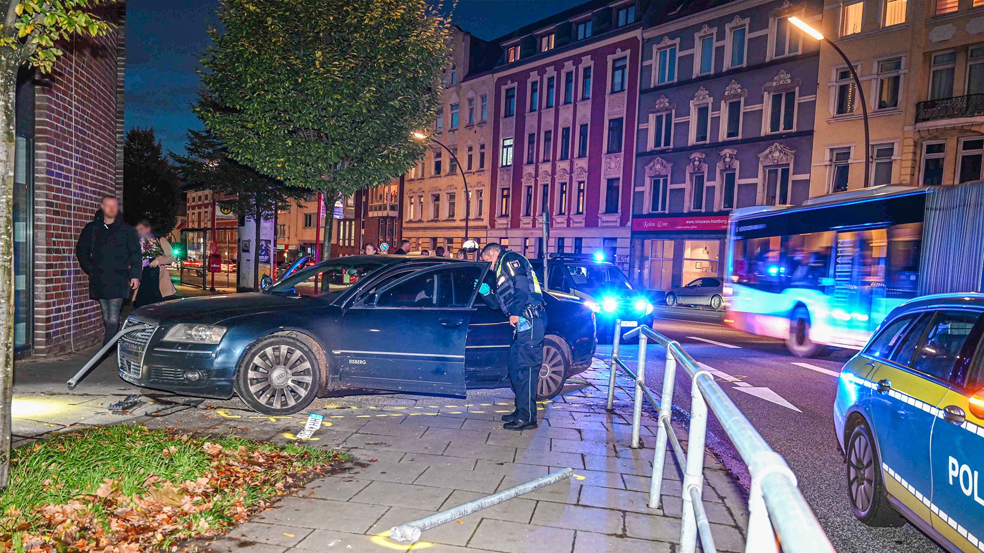 Der Audi A6 landete im Fußgängerschutzgitter. Wer wirklich gefahren ist, muss nun die Spurensicherung ermitteln. | Foto: HamburgNews