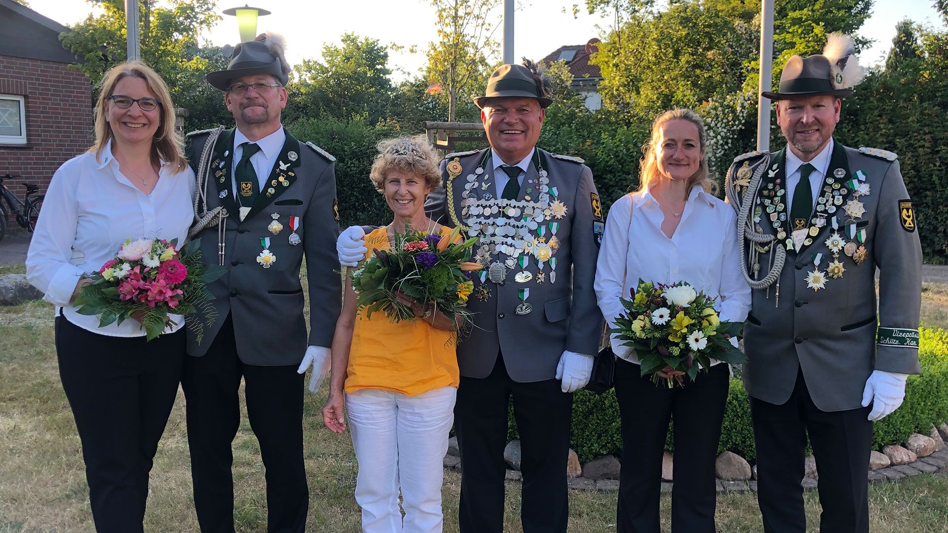 Das Ohlendorfer Königsgespann mit dem Adjutanten-Paar Lars (von links) und Nicole Bathke, Majestät Dr. Norbert Wilezich mit Königin Simone und das Adjutanten-Paar Eyck Morche mit Gerlinde. | Foto: SKO
