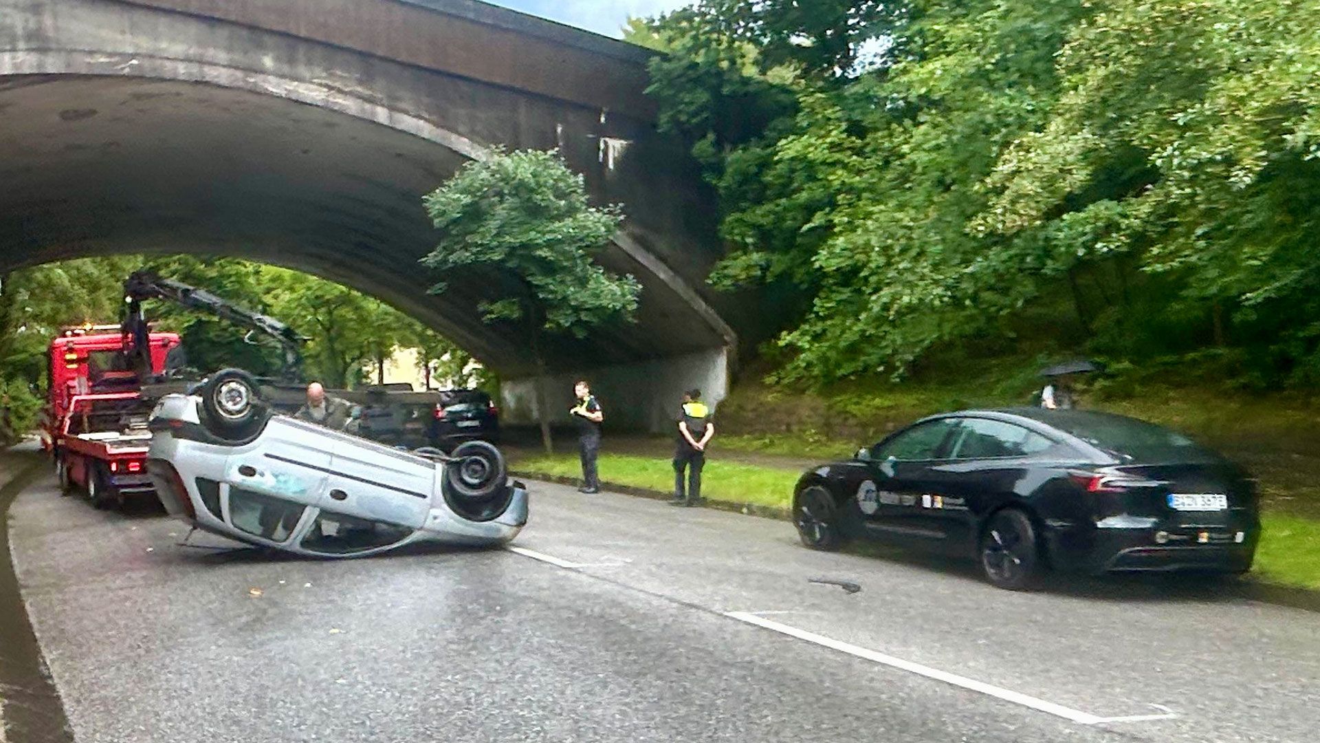 Der Opel Corsa crashte in den parkenden Tesla. | Foto: Lenthe-Medien
