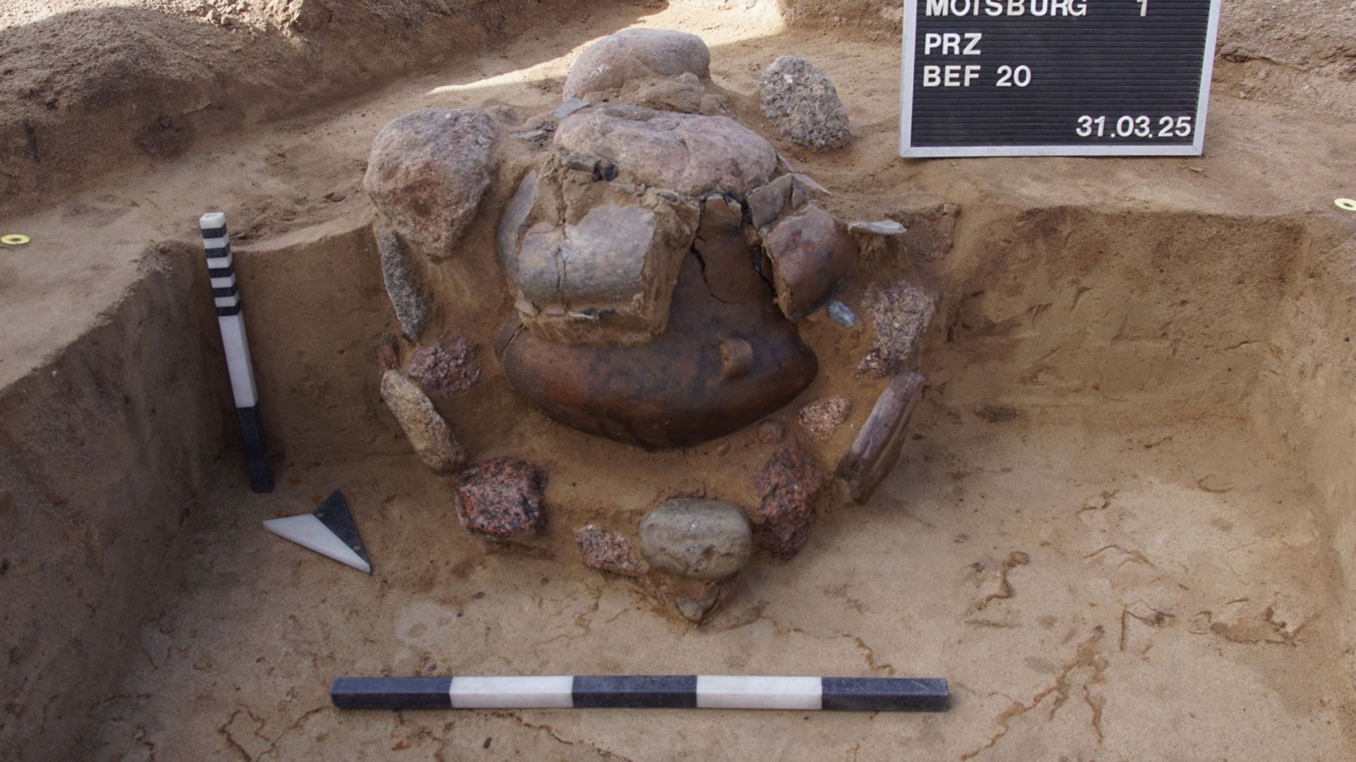 Diese Urne wurde zusätzlich mit einer darüber gestülpten großen Schale abgedeckt. Foto: AMH