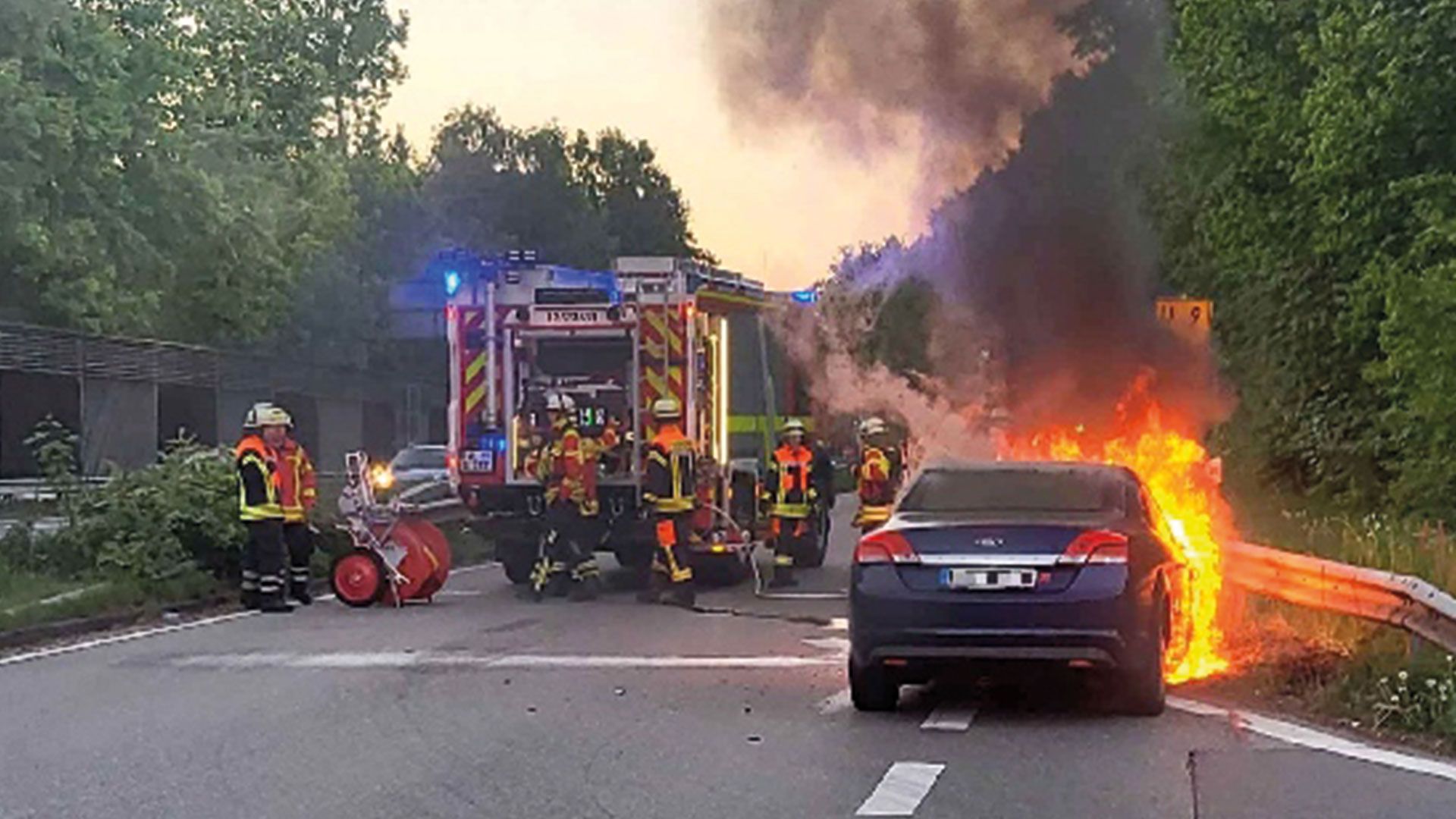 Am Sonntagabend brannte ein PKW auf der Hittfelder Landstraße. Foto: ein