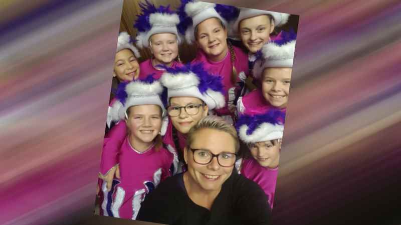 Melanie Saucke, Präsidentin und Trainerin der Juniorengarde, Juniorengarde in neuen Uniformen. | Foto: ein