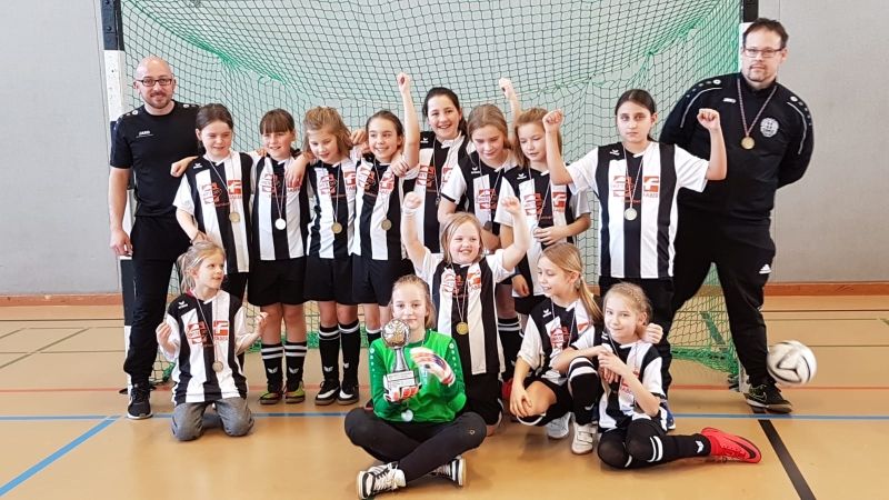 Die U 11-Fußball-Mädchen von HTB sind Hamburger Hallenpokalmeister. | Foto: ein