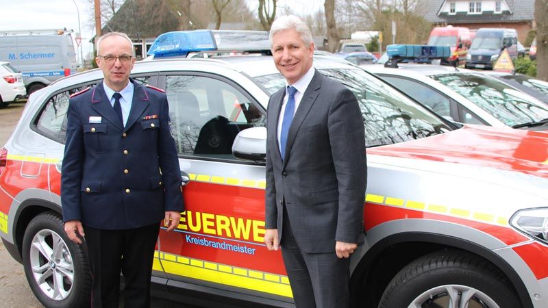 Landrat Rainer Rempe (recht im Bild) freute sich mit Kreisbrandmeister Volker Bellmann über das neue Dienstfahrzeug. Foto: ein