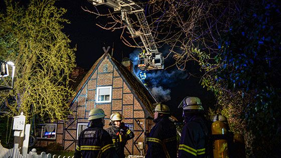 In Wilhelmsburg wurde ein Reetdach von einer Silvesterrakete in Brand gesteckt. | Foto: André Lenthe Fotografie