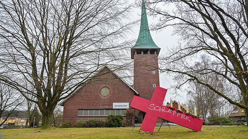 "Schlepper" wurde auf das große rote Kreuz vor der Marmstorfer Auferstehungskirche geschmiert. | Foto: Niels Kreller
