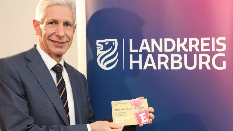 Landrat Rainer Rempe dankt den Ehrenamtlichen für ihr Engagement. | Foto: Landkreis Harburg