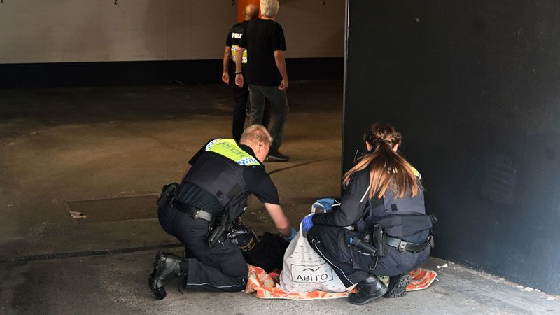Die Polizei sichert die Spuren in der Zufahrt der Tiefgarage. | Foto: HamburgNews