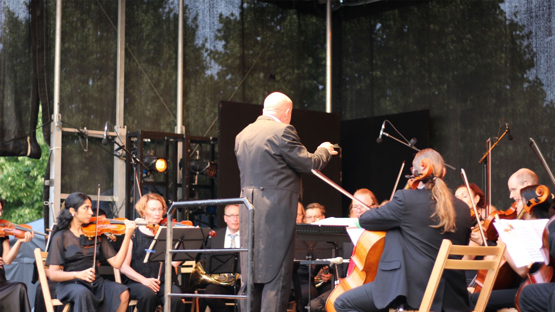 Hochkarätige Musiker und international bekannte Tänzerinnen und Tänzer stehen bei einem Ballett- und Tanzabend auf der Bühne auf dem Trelder Schützenplatz. | Foto: ein