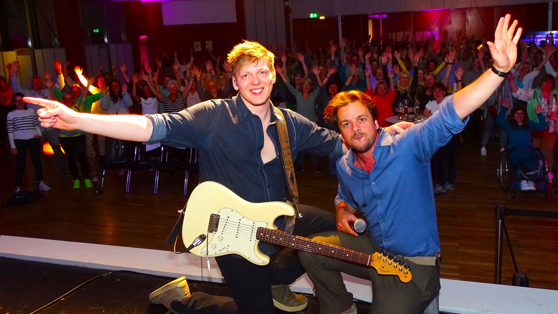 Maximilian Saul (links) und Simon Bröker sorgten für eine super Stimmung in der Burg Seevetal in Hittfeld. | Foto: Ilka Teschner