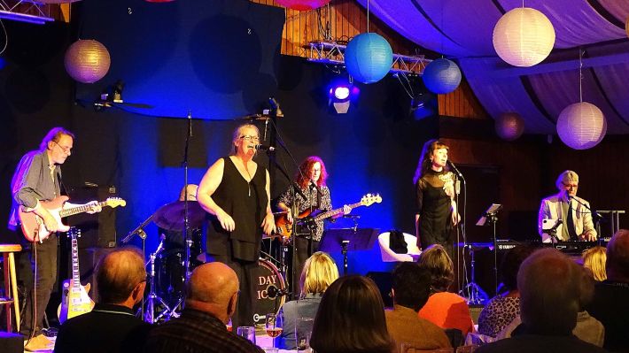 Bo Heart und Band im Dörphus in Hörsten: Jojo Schlüter (von links, E-Gitarre), Heinz Lichius (Schlagzeug), Anja Krien (Gesang), Susanne Vogel (Bassgitarre), Laila Richter (Gesang) und Bo Heart am Piano.  Foto: Ilka Teschner