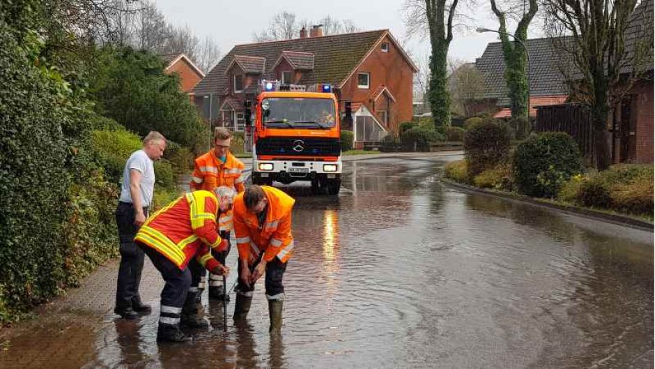 In Maschen war die Feuerwehr in der Eichenallee im Einsatz und beseitigte eine Überflutung. | Foto: ein