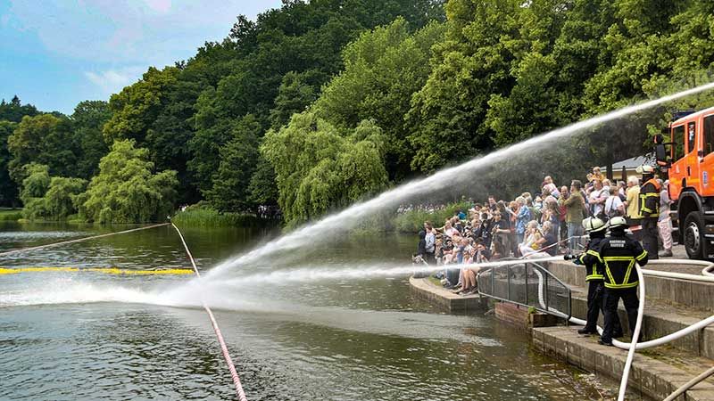 Angetrieben von der Freiwilligen Feuerwehr Eißendorf schwimmen die 2.600 Entlein dem Ziel entgegen. | Foto: Niels Kreller