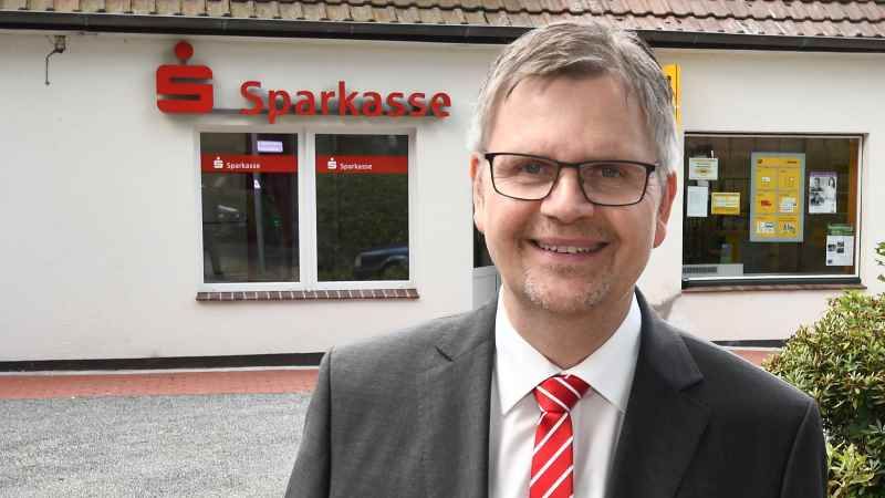 Cord Köster, Regionaldirektor Süd freut sich über neue Räume der Sparkasse für den Standort Bendestorf. Foto: ein