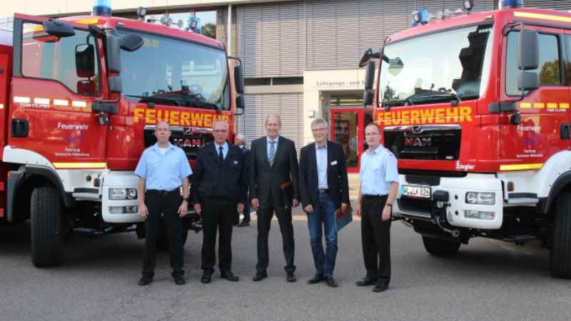 Die beiden neun Rüstwagen übergab Kreisbrandmeister Volker Bellmann (Zweiter von links) an Marco Staack (von links), Ortsbrandmeister in Hollenstedt, Ulrich Emcke, Allgemeiner Vertreter in der Samtgemeinde Salzhausen, Hanstedts Samtgemeindebürgermeister Olaf Muus und Lars Schulenburg, stellvertretender Ortsbrandmeister in Salzhausen.  | Foto: ein