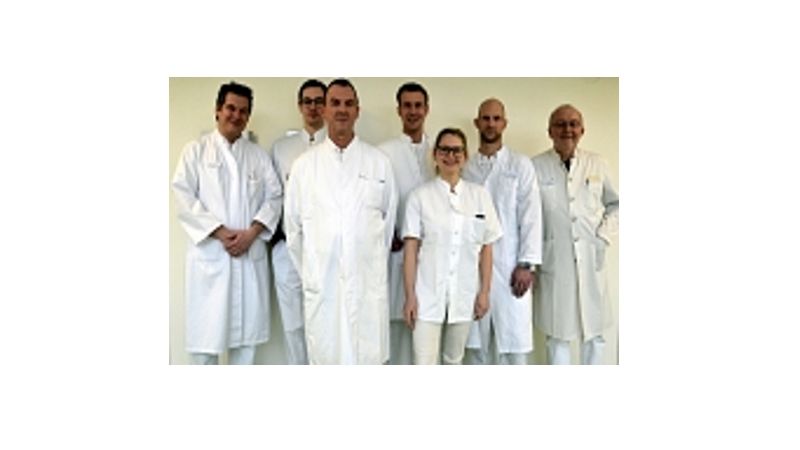 Dr. Kilian Rödder (li.) und Dr.Philip Reiß (Zeriter v. re) gehören zum Urologenteam des Krankenhaus Buchholz. | Foto: ein