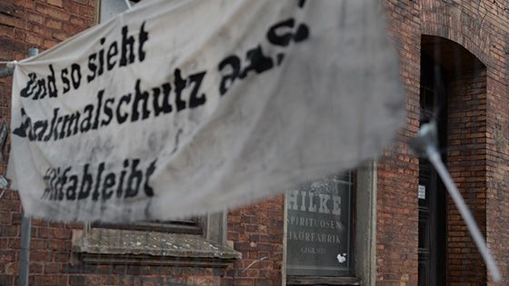 Die denkmalgeschütze Hilke Likörfabrik im Harburger Binnenhafen ist derzeit mit einem Bauzaun umgeben. | Foto: André Lenthe Fotografie