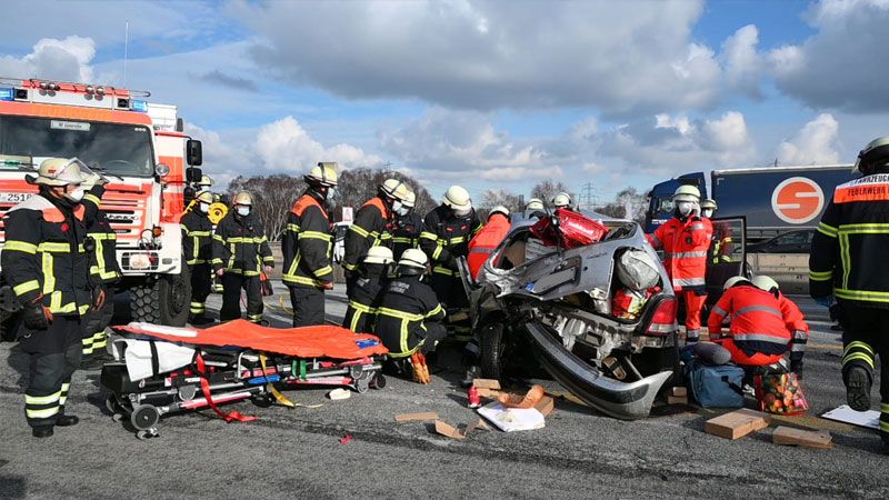 Mit hydraulischen Scheren musste die Feuerwehr eine Verletzte befreien. | Foto: HamburgNews