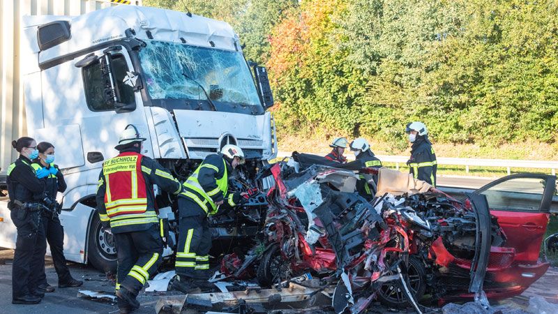 Feuerwehr und Polizei untersuchen das Wrack des völlig zerstörten PKW. | Foto: JOTO