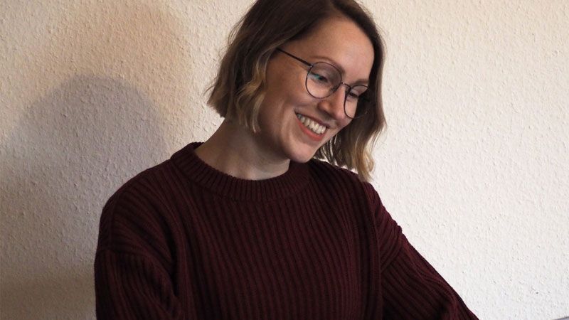 Zusammen mit der Plattdeutsch-Koordinatorin Rike Henties ins Netz stellt der Verein "För Platt" die Videos ins Netz. | Foto: För Platt