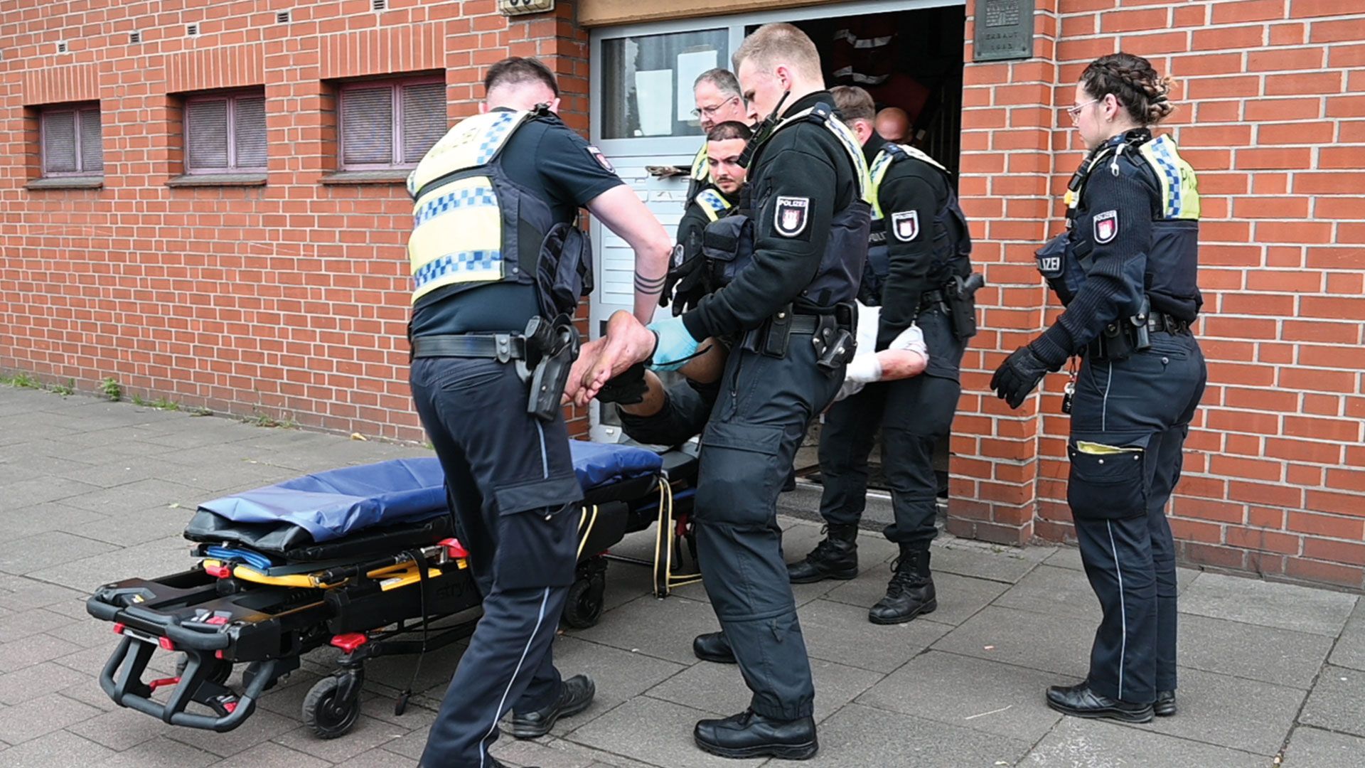 Der Randalierer wird von der Polizei aus dem Haus gebracht. Foto: Lenthe-Medien