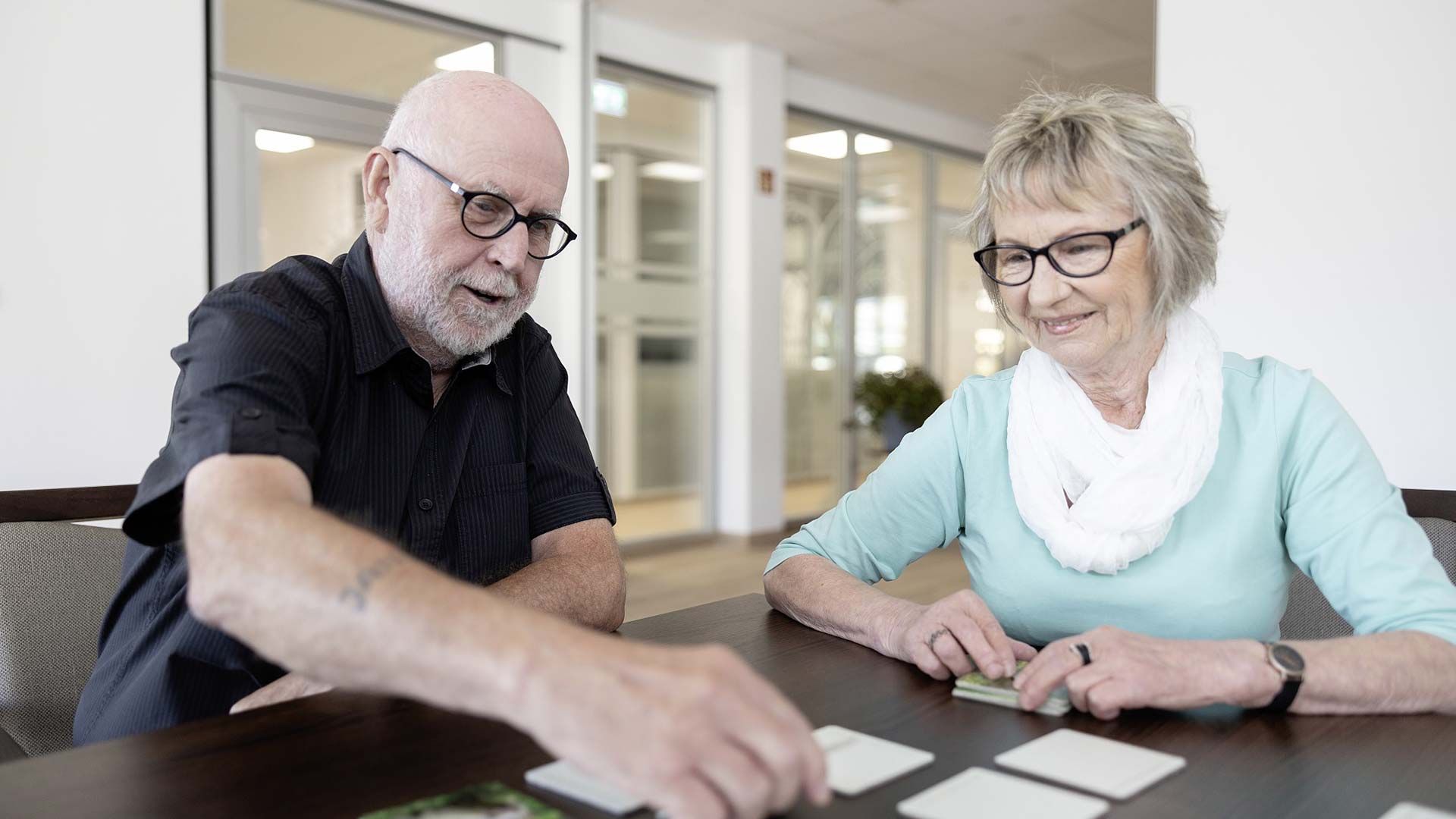 Hilfsbedürftige, alte und einsame Menschen freuen sich über eine vertraute Person aus dem Besuchsdienst. Foto: Johanniter/Marcus Brodt