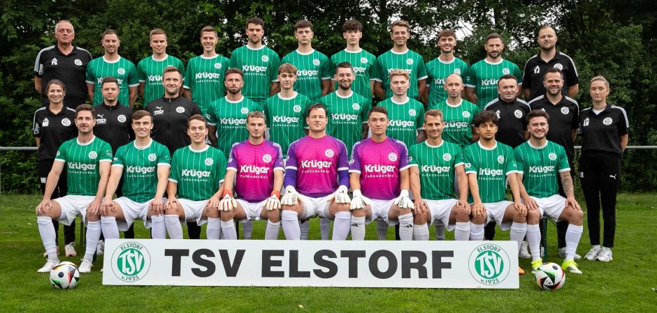 Das Landesliga-Team des TSV Elstorf mit (obere Reihe) Pantelis Georgiou (von links, Torwart-Trainer), Dustin Jahn, Claas Meier, Oliver Rohrer, Fynn Linzer, Jonah Genterczewsky, Michel Ben Claassen, Cedric Rathje, Paul Lochner, Philipp Wolfram, Peer Krüger (Sponsor Krüger Fußbodenbau) sowie (Mittlere Reihe): Melanie Fritz (von links, Physiotherapeutin), Chris Bothe (Co-Trainer), Michel Welke (Trainer), Christopher Schulze, Liam Neuenstadt, Timo von Reith, Finn Wendler, Melvin Krolikowski, Jonas Lancker (Co-Teammanager), Nils Gosebeck (Teammanager), Lisa Reichling (Betreuerin) und (vorne: Björn Jarmer (von links), Till Müsing, Dave Stoffers, Luca Pauls, Dennis Bock, Pascal Wölk, Jean-Michel Lemke, Elyas Khalil Raouafi, Sam Siewert. Auf dem Foto fehlen Luca Dosse, Klaas Krüger und Timo Pfaffenroth. Foto: TSV Elstorf