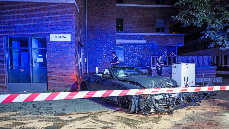 Ein mutmaßliches illegales Autorennen endete in Harburg für ein "Team" an einer Hauswand. Foto: Lenthe-Medien/Reimer