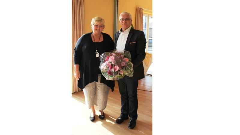 DRK-Kreisgeschäftsführer Roger Grewe (rechts) verabschiedet Margitta Görtz-Goebel. | Foto: ein