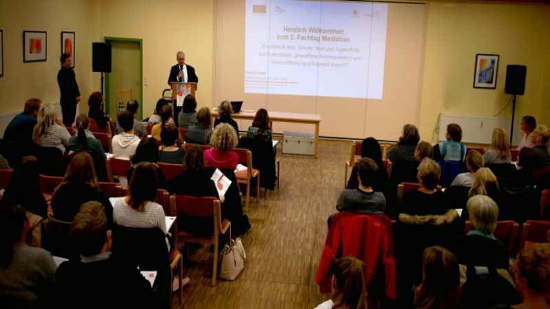 Konflikte in Kita, Schule, Hort und Jugendhilfe durch Mediation lösen“ – der zweite Fachtag des Projekts VisioN stieß auf großes Interesse, hier die Begrüßung durch Rainer Kaminski. | Foto: ein