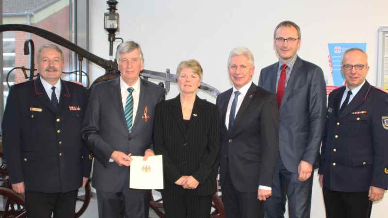 Jubilar und Gratulanten, Regierungsbrandmeister Uwe Quante (von links), Peter Adler, Heidemarie Adler, Landrat Rainer Rempe, Bürgermeister Dirk Seidler und Kreisbrandmeister Volker Bellmann. | Foto: ein