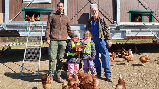Einen Tag auf der Hühnerfarm: Vitus Larak, Sophia Lattaf, Nele Boguslawski und Heiko Schröder. | Foto: ein