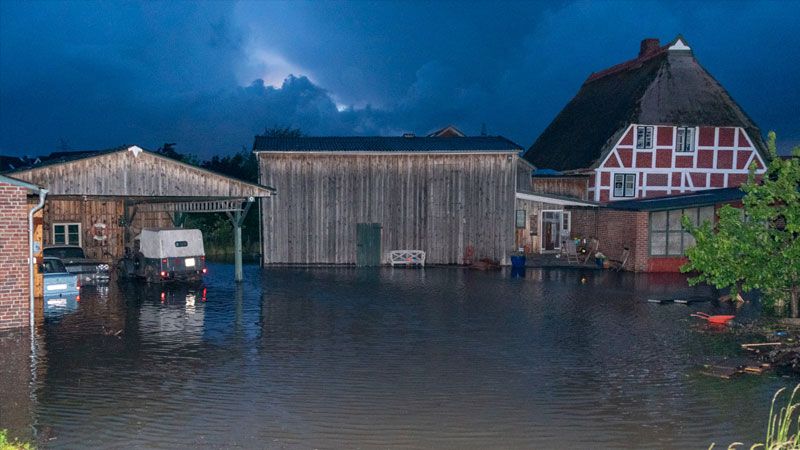 Aufgrund eines Defektes im Lühe-Sperrwerk wurde auch dieser Hof im Alten Land überflutet. | Foto: JOTO