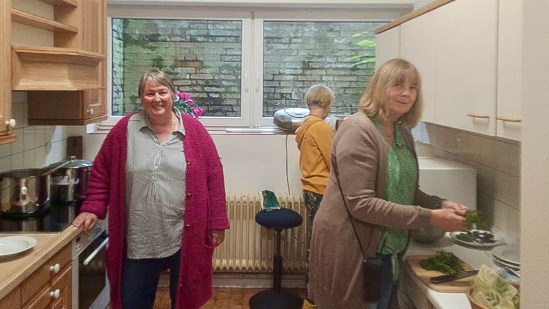 Pastorin Martina Wüstefeld, Magda Bollmeyer-Birkholtz und Silke Döring (vlnr) kochen gemeinsam für den Mittagstisch. | Foto: J.-O. Völkel