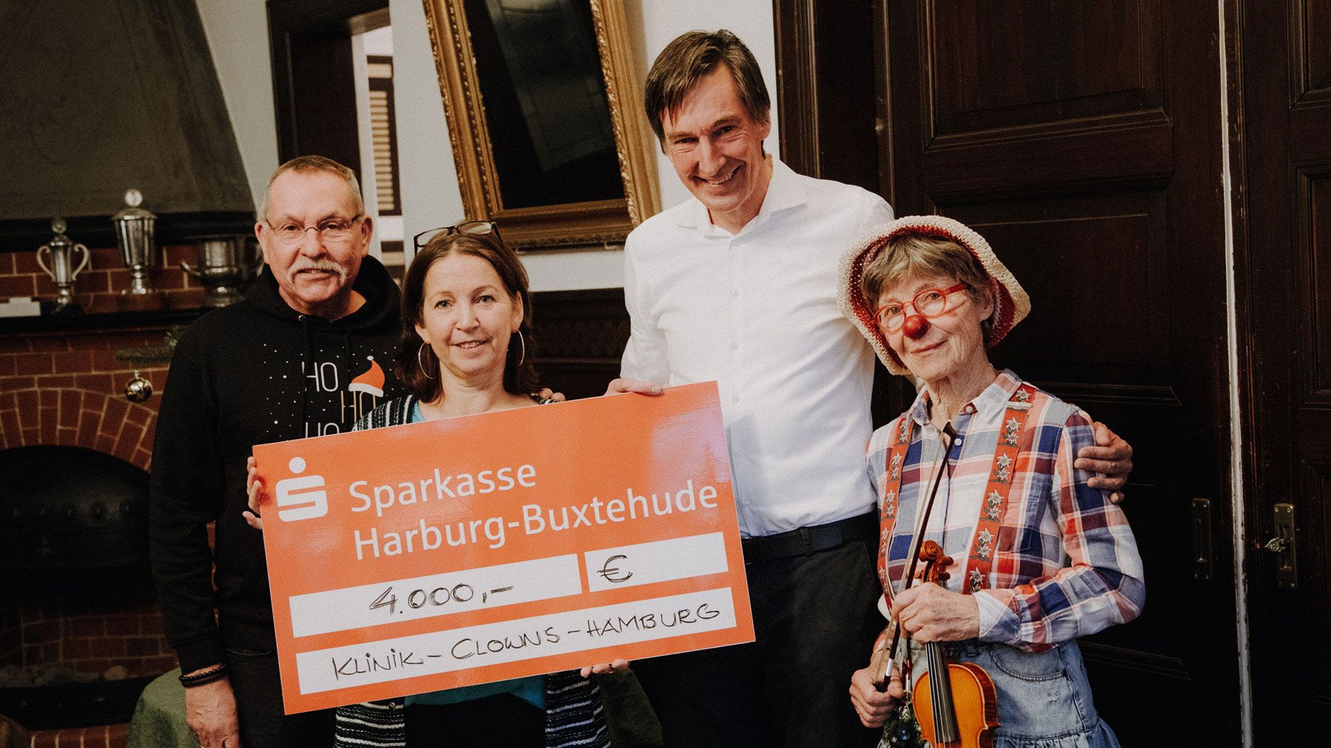 Martin Peters (links), Ulrike Christoforidis, Klinkclowns Hamburg (zweite von links), Präsident Moritz Bartmer (zweiter von rechts) und Anne-Katrein als Clown "Pizzi" (rechts) neid er Scheckübergabe. | Foto: Katharina Bodmann