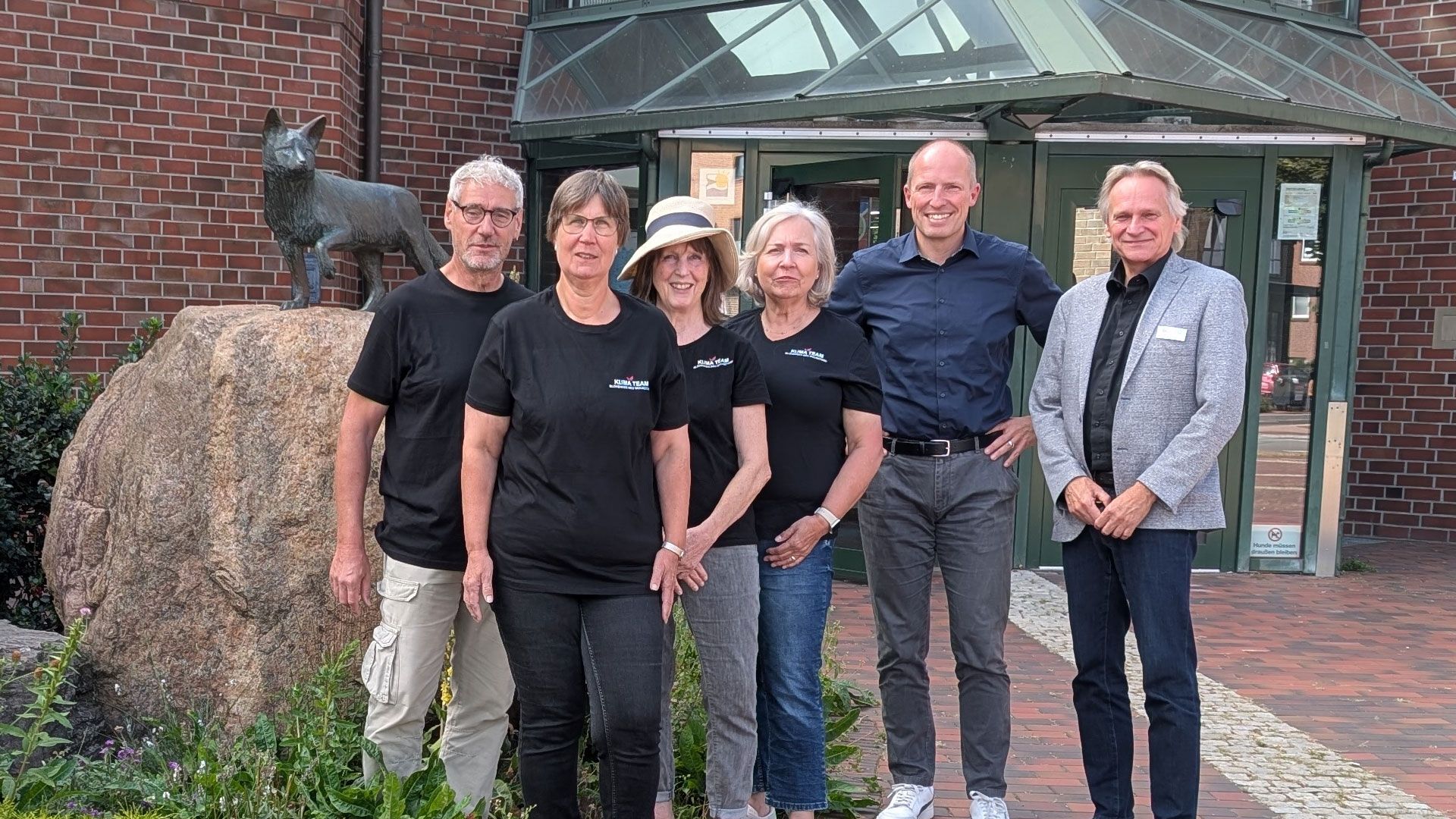 Offizielle Spendenübergabe der Neu Wulmstorf-Stiftung an das KlimaTeam Blühendes Neu Wulmstorf (v.l.n.r.: Gerhard Peters, Beathe Störmer, Babett Ohlen, Heide Klutzny, Bürgermeister Tobias Handtke und Jörg Schröder). Foto: Gemeinde Neu Wulmstorf