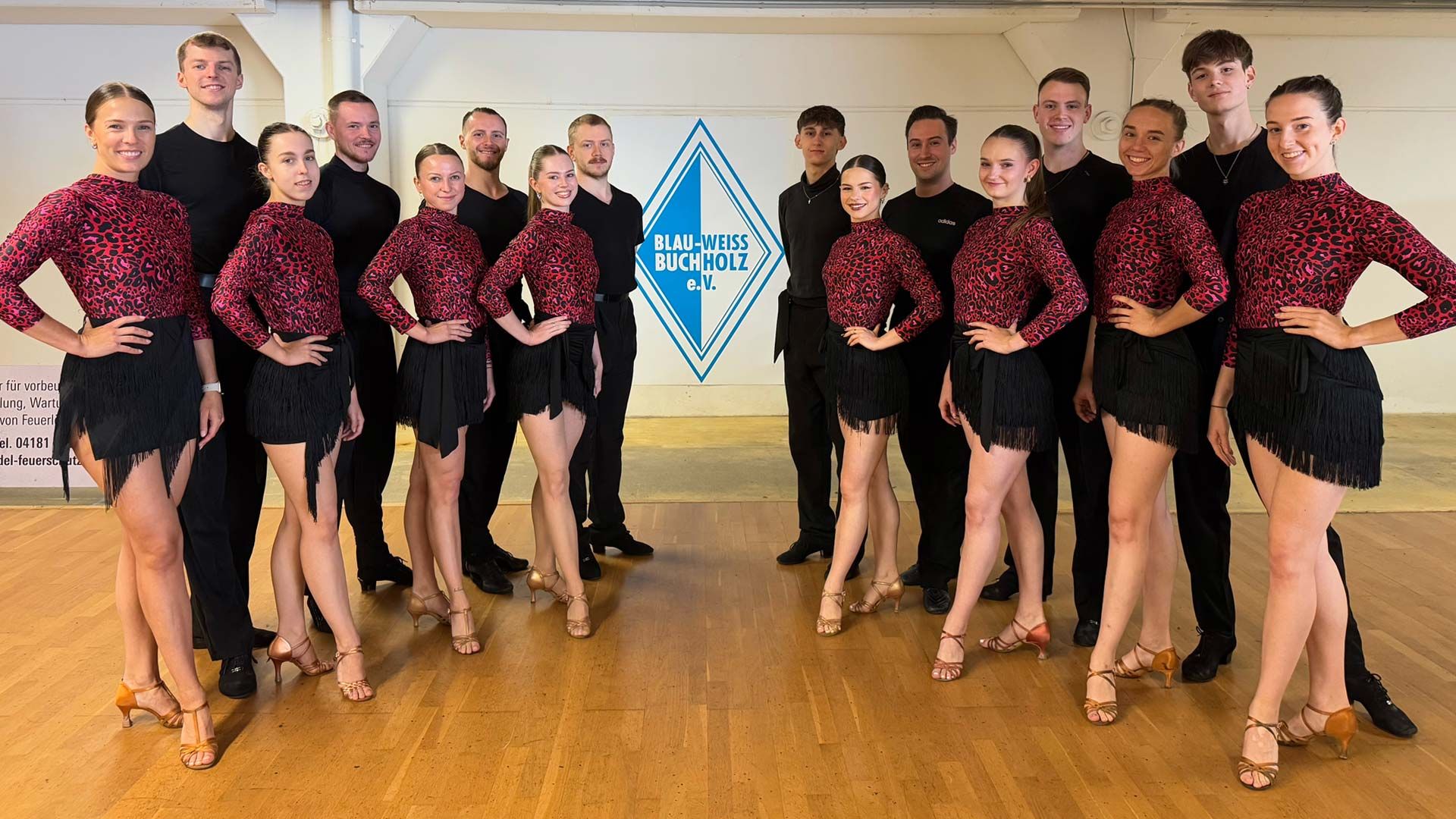 Viele neue Gesichter in der A-Formation von Blau-Weiss Buchholz. Am Donnerstag, 30. Oktober, präsentieren die acht Paare ihre neue Choreographie und ihre neuen Outfits in der Buchholzer Nordheidehalle. Foto: ein