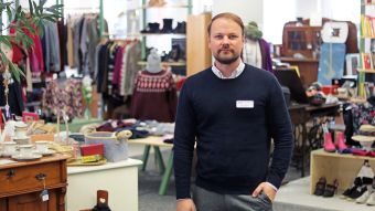 Edvinas Kasparaitis, Geschäftsführer des DRK-Secondhand-Kaufhauses „Kreuz & quer“, ist betroffen über den Einbruch in den Inklusionsbetrieb. Foto: DRk Harburg