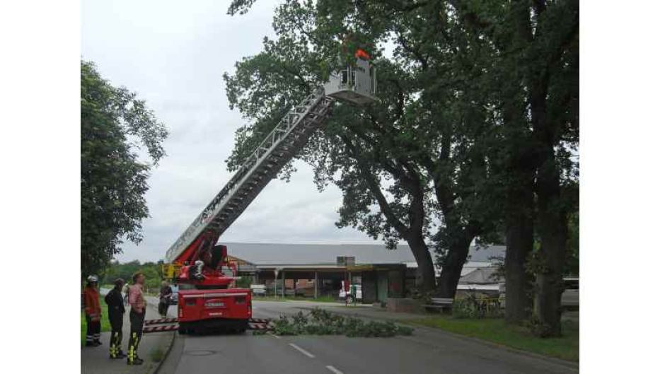 Die Drehleiter der Feuerwehr Bardowick war in Maschen bei mehreren Einsatzstellen wie hier beim auf ein Haus gestürzten Baum im Reiherhorstweg im Einsatz. | Foto: ein