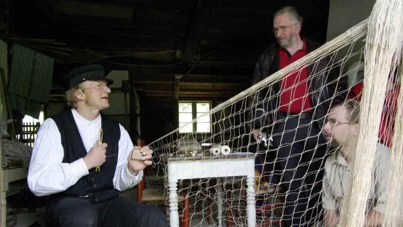 Der Fischer und seine Familie knüpfen die Netze. | Foto: ein