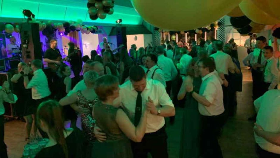 Die gut gefüllte Tanzfläche beim Königsball. | Foto: ein