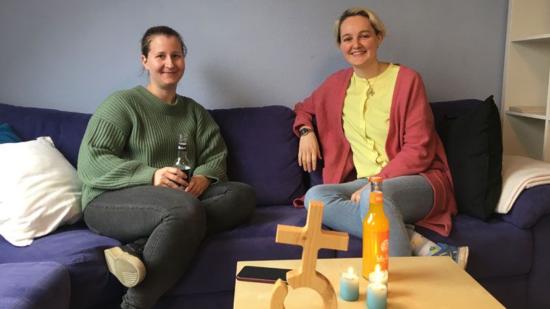 Friederike Nadolny (links) und Franziska Feldmann laden zum „Heimathafen“ ein. | Foto: N. Renken.